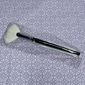 Morphe Fan Brush with Black Handle and White Bristles